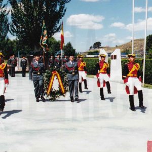 Guardias civiles portando la corona de laurel durante el acto de fin de curso de la Academia de Aranjuez