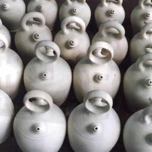 Botijos de barro blanco