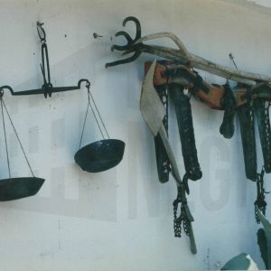 Balanza, yugo y herramientas antiguas de madera de campo colgados en un muro