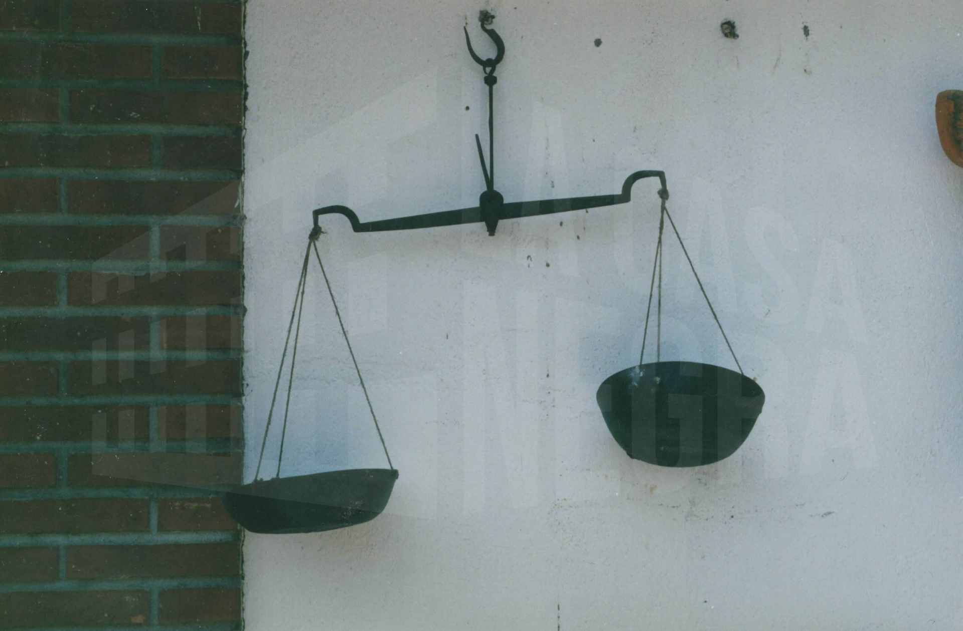 Balanza colgada en una pared
