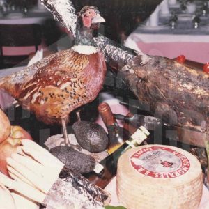 Un faisán disecado, un jamón y otros productos en un restaurante en Aranjuez