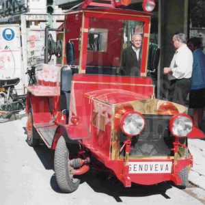 Vehiculo imitando un camión de bomberos en Aranjuez