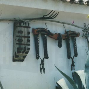 Yugo y rastrillo de madera colgados en un muro