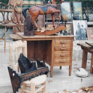 Varios objetos y muebles en un mercadillo en la Plaza de San Antonio (o de la Mariblanca) de Aranjuez