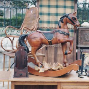 Varios objetos y muebles en un mercadillo en la Plaza de San Antonio (o de la Mariblanca) de Aranjuez