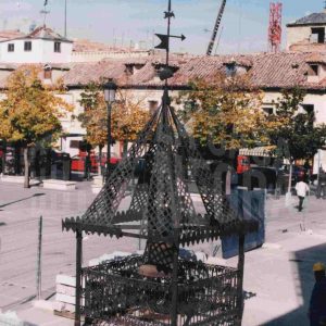 Campanario del Ayuntamiento de Aranjuez en el suelo de la Plaza de la Constitución durante unas obras