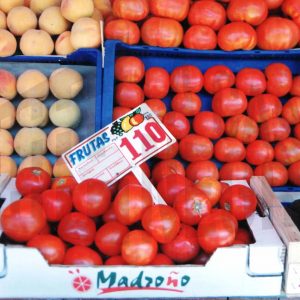Cajas de tomates y fruta en el Mercado de Abastos de Aranjuez
