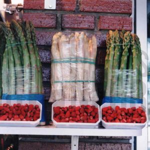 Bandejas de fresas y manojos de esparragos en un kiosko en Aranjuez