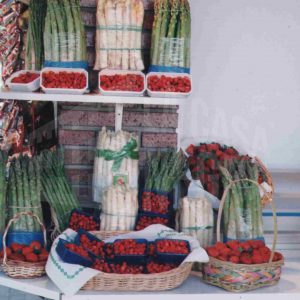 Cestas de fresas y manojos de esparragos en un kiosko en Aranjuez