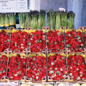 Cajas de fresones y manojos de esparragos en un kiosko en Aranjuez