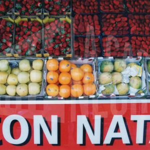 Cajas de fresones y otras frutas en un kiosko en Aranjuez