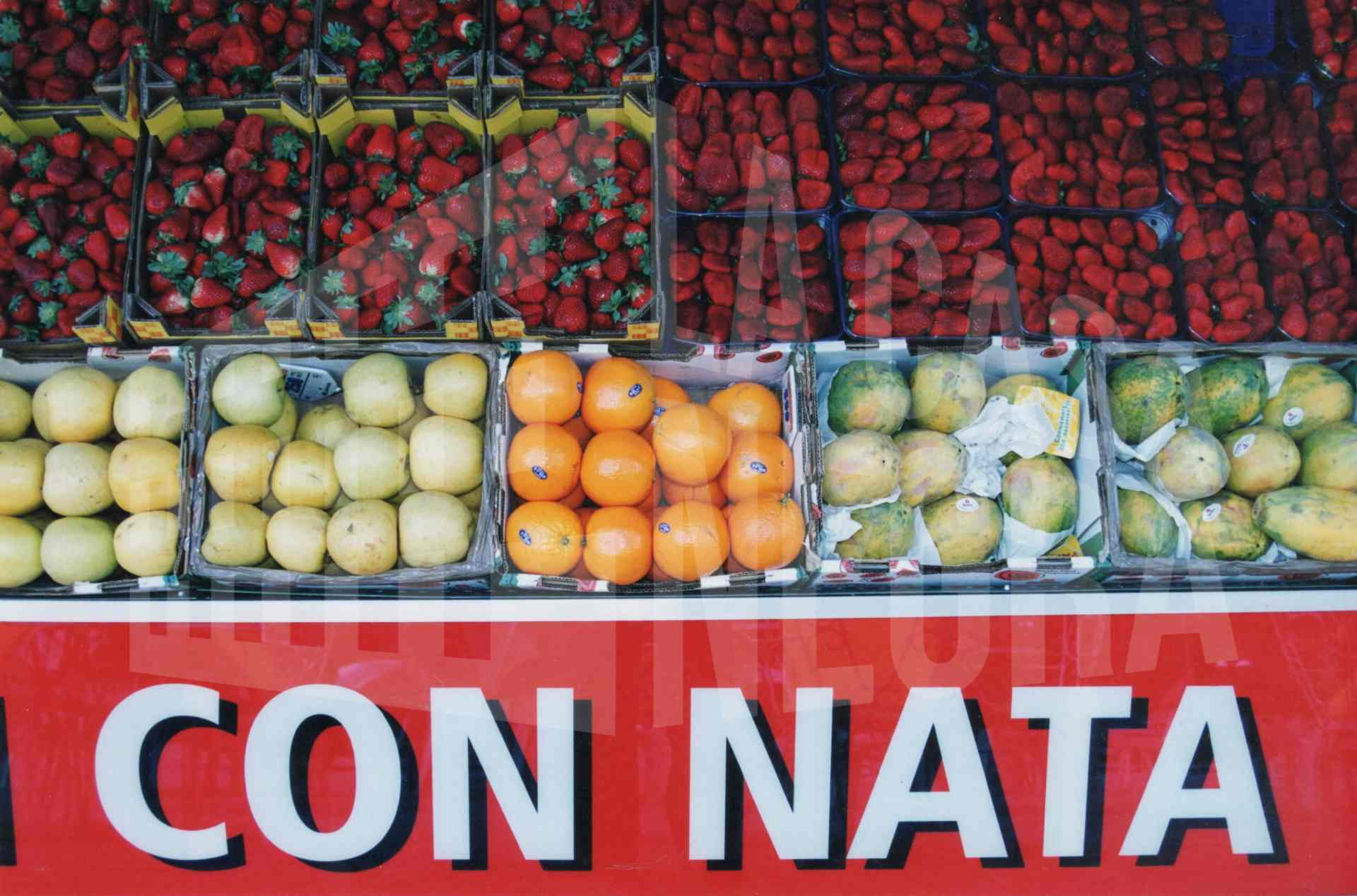 Cajas de fresones y otras frutas en un kiosko en Aranjuez