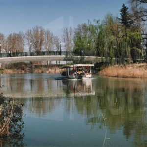 Barco turístico en el Río Tajo bajo el Puente del Castillo en Aranjuez
