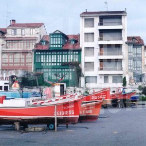 Barcos y edificios en Gijón