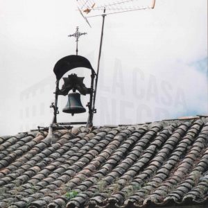 Campana en el tejado del Hospital San Carlos (actualmente Universidad Rey Juan Carlos) en Aranjuez