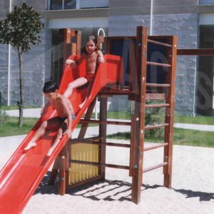 Niños jugando en parque infantil