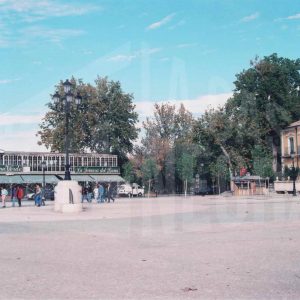 Edificios y Restaurante El Rana Verde en la Plaza de Santiago Rusiñol en Aranjuez