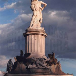 Vista posterior del grupo escultórico de la Fuente de Hércules y Anteo en el Jardín del Parterre de Aranjuez