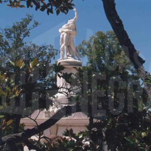 Grupo escultórico de la Fuente de Hércules y Anteo entre los magnolios del Jardín del Parterre de Aranjuez
