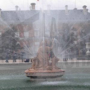 Vista posterior del grupo escultórico de la Fuente de Ceres en el Jardín del Parterre de Aranjuez con el Palacio Real al fondo