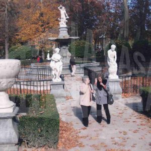 Varias personas alrededor de la Fuente de Hércules y la Hidra en el Jardín de la Isla de  Aranjuez