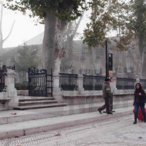 Dos personas junto a la entrada al Jardín de Isabel II por la Carrera de Andalucía de Aranjuez