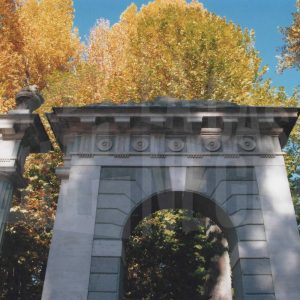 Zona superior del lateral de la Puerta de la Casa del Labrador o de Infantes del Jardín del Príncipe de Aranjuez