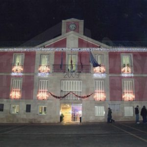 Fachada del Ayuntamiento de Aranjuez iluminada por las fiestas navideñas