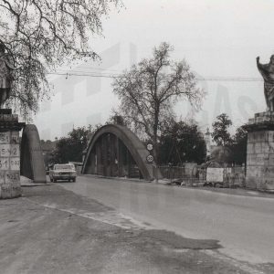 Estatuas del antiguo Puente Barcas de Aranjuez, con las piedras numeradas para su desmontaje