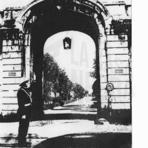 Arco de la Plaza de San Antonio en Aranjuez y guardia municipal controlando el tráfico