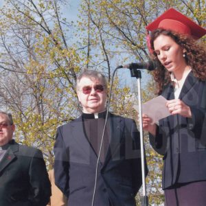 Una alumna lee un discurso en la Olimpiada del Colegio Apóstol Santiago de Aranjuez