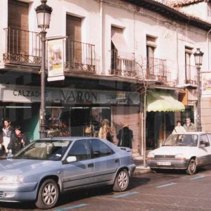 Zapatería Varón y otros comercios en la Calle Stuart de Aranjuez