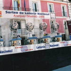 Bombos del sorteo de Lotería Nacional en la Plaza de la Constitución de Aranjuez