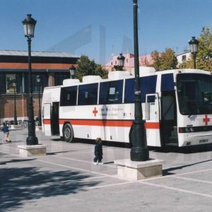 Autobús de la Cruz Roja para donación de sangre en la Plaza de la Constitución de Aranjuez