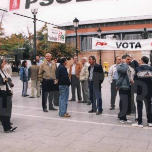 Varios grupos de personas en la Plaza de la Constitución de Aranjuez