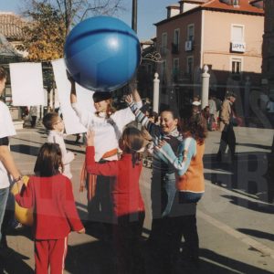 Varias personas en actividades lúdicas en la Plaza de la Constitución de Aranjuez