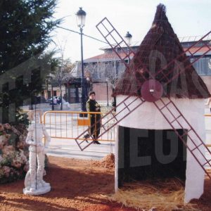 Un molino y figuras de D. Quijote y Sancho Panza en la Plaza de la Constitución de Aranjuez