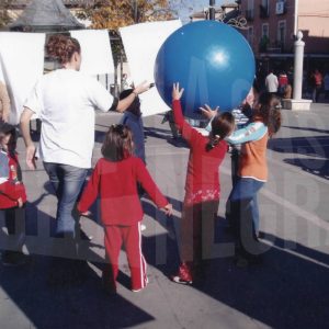 Varios niños juegan con una pelota de goma en la Plaza de la Constitución de Aranjuez