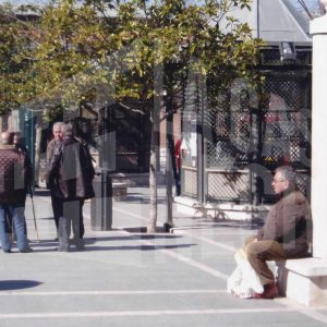 Varias personas charlan en la Plaza de la Constitución en Aranjuez