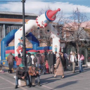 Varias personas junto a una atracción hinchable en la Plaza de la Constitución de Aranjuez