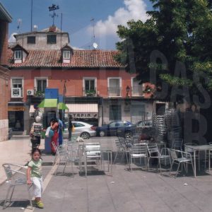 Varias personas junto a las cabinas telefónicas y a la terraza de Isabelo en la Plaza de la Constitución de Aranjuez