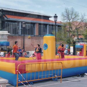 Varios niños y jóvenes en un hinchable en la Plaza de la Constitución de Aranjuez