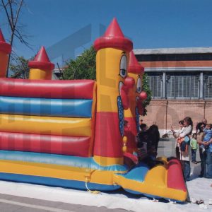 Varias personas alrededor de un hinchable en la Plaza  de la Constitución de Aranjuez