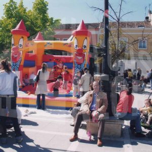 Varias personas alrededor de un hinchable en la Plaza  de la Constitución de Aranjuez