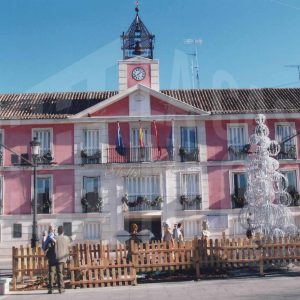 Vista posterior del Belén junto a un árbol de Navidad frente al Ayuntamiento de Aranjuez