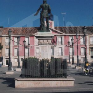 Vista de la Plaza de la Constitución de Aranjuez con la estatua de Alfonso XII y el Ayuntamiento al fondo