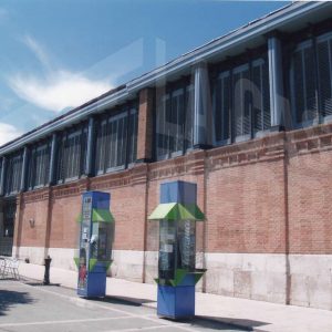 Cabinas telefónicas y fachada del Mercado de Abastos en la Plaza de la Constitución de Aranjuez