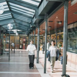 Varias personas en el patio del Mercado de Abastos en Aranjuez