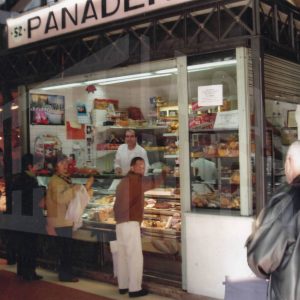 Varias personas en una panadería del Mercado de Abastos en Aranjuez