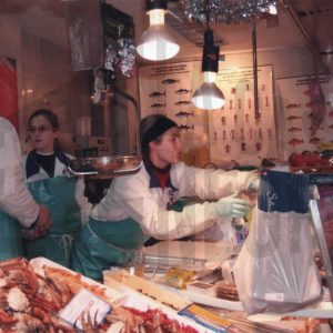 Trabajadores en una pescadería del Mercado de Abastos de Aranjuez